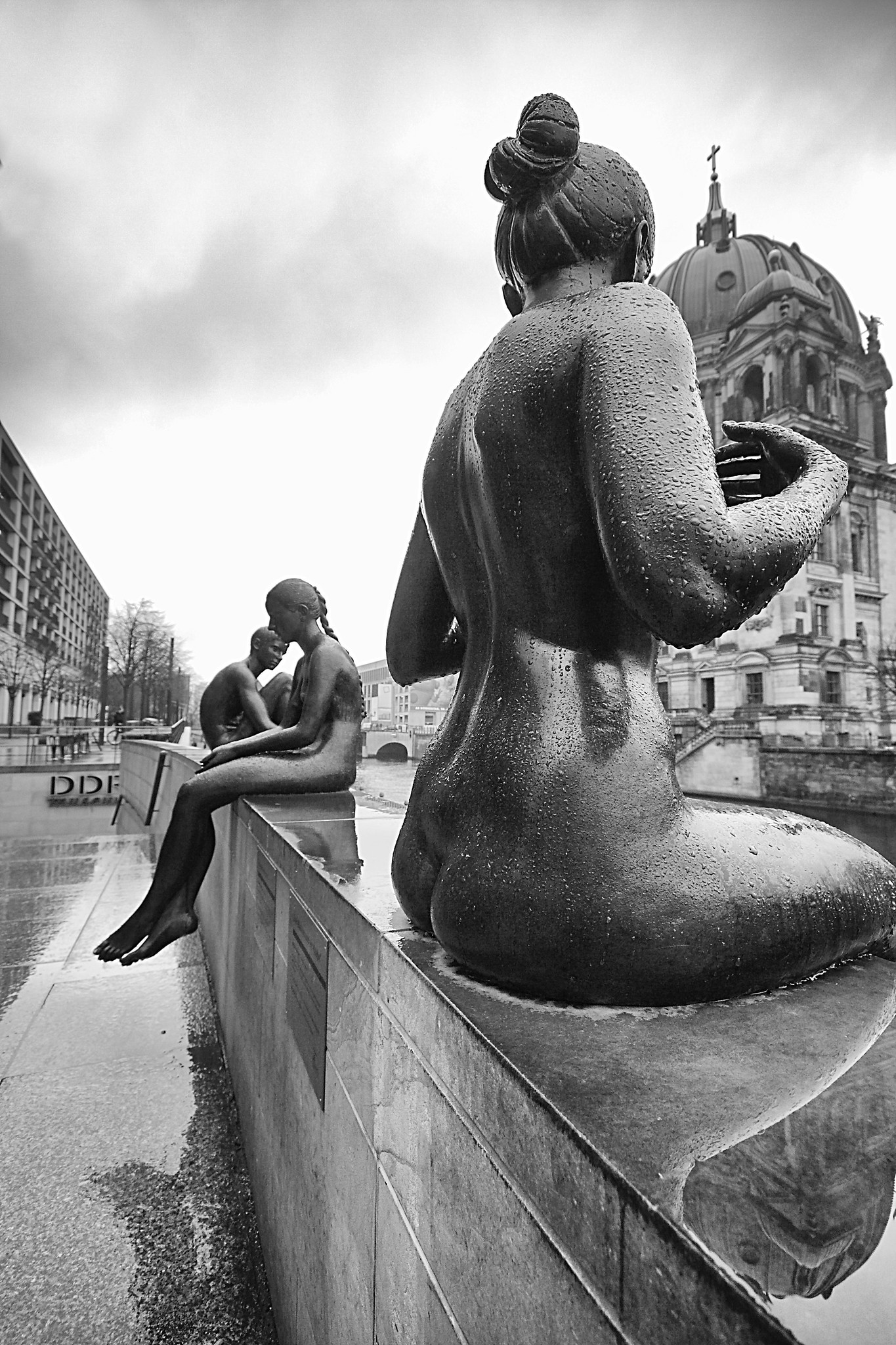 "Drei Mädchen und ein Knab (Bathers on the Spree)", statue by Wilfried Fitzenreiter, photo by Phil W Shirley