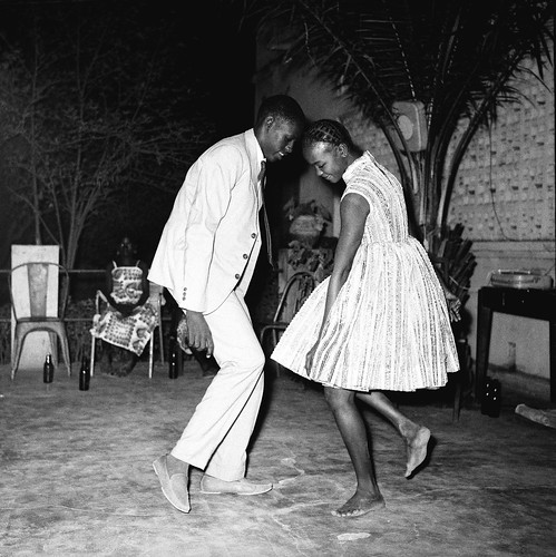 Nuit de Noël (Happy Club), 1963 (c) Malick Sidibé. Courtesy Galerie MAGNIN-A, Paris