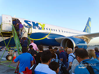 Sky Airline pasajeros embarque en A319 (RD)