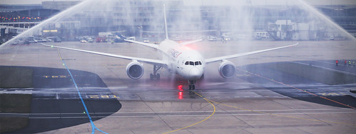 une_787_water_salute