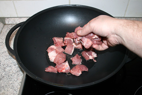 41 - Schweinefleisch in Wok geben / Put pork in wok