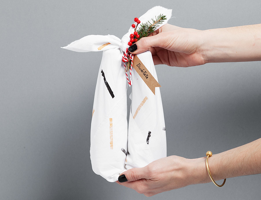 DIY Furoshiki Envolver botellas con tela · DIY Furoshiki Wrapping bottles with fabric · Fábrica de Imaginación · Tutorial in Spanish