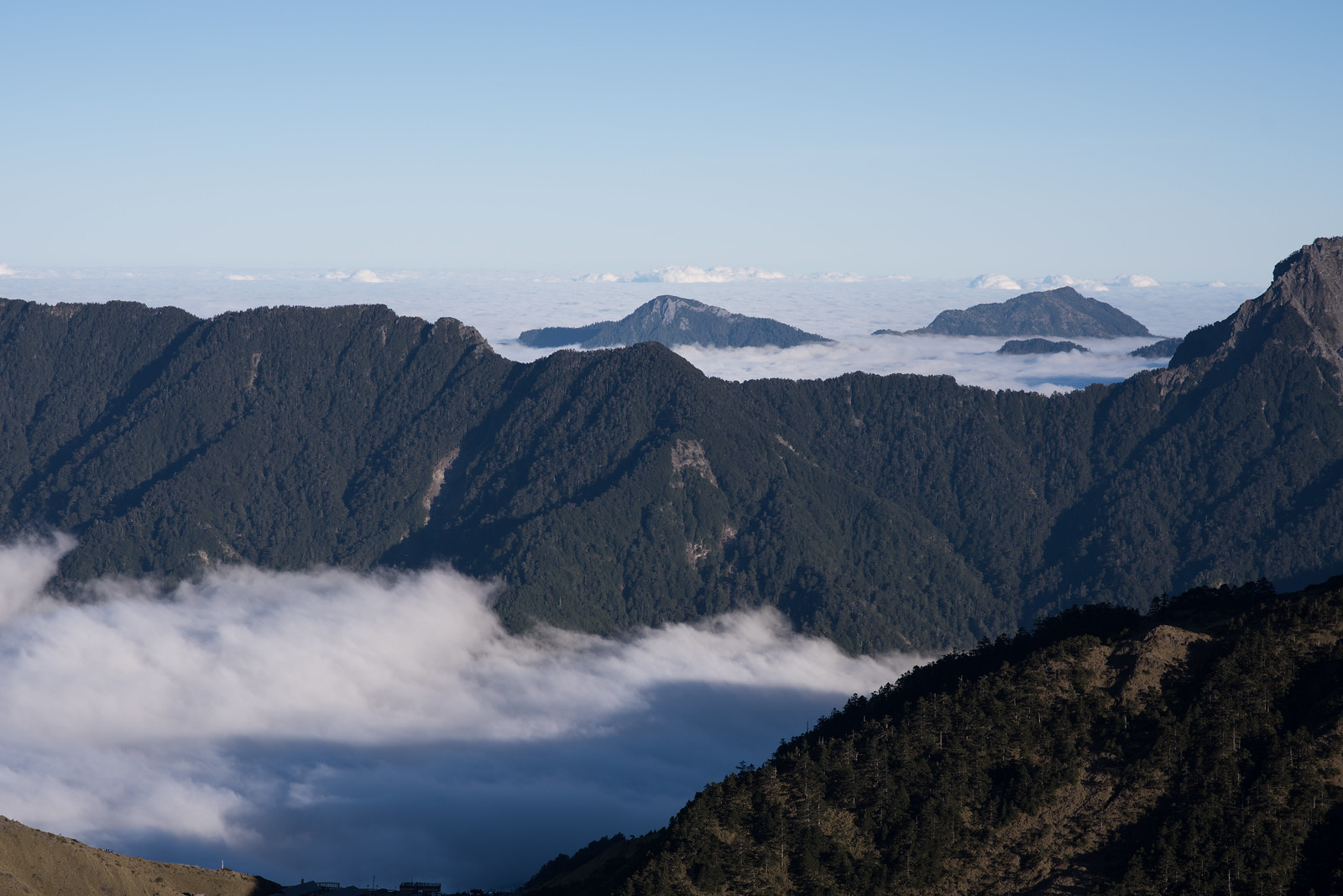 浮在雲海上的立霧主峰與帕托魯山