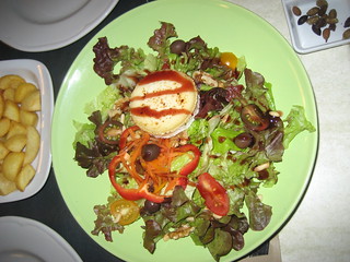 Refrescante ensalada ofrecida en el restaurante del Ecologic Camping Lava.
