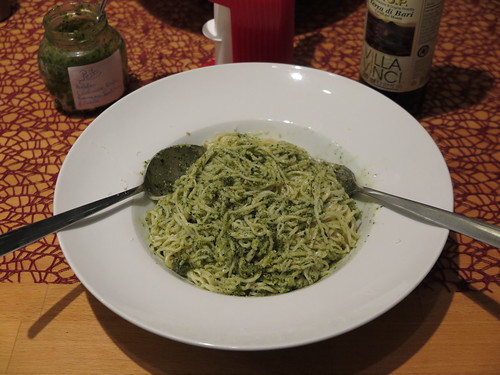 Spaghetti mit Pesto, Parmesan und Olivenöl