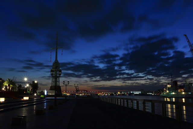 夜明け前の神戸港の写真