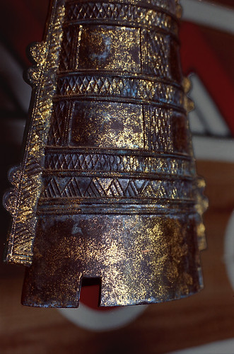 銅鐸：bronze bell-shaped vessel