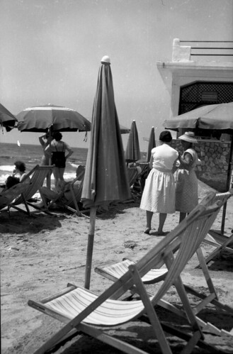 Beach Set women and umbrellas
