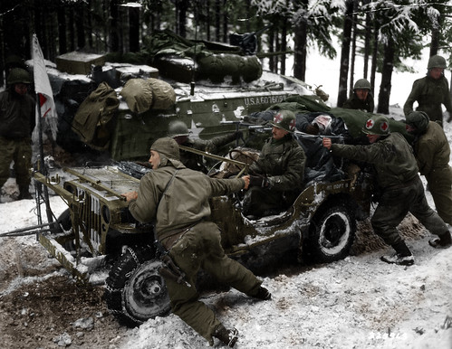 Obojživelné vozidlá či plameňomet. Fascinujúce zábery vojakov z druhej svetovej vojny, ktorým kolorizácia vdýchla nový život