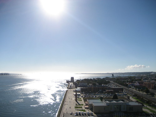Vistas del Tajo y la Torre de Belém desde lo alto del Monumento a los Descubrimientos. ViajerosAlBlog.com.