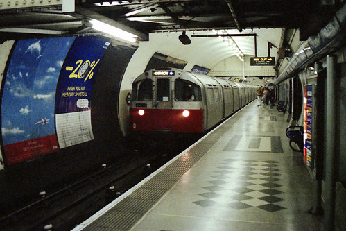 London Underground - Piccadilly Line - 1973 stock arriving at Holborn