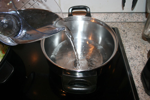 31 - Wasser für Reis erhitzen / Bring water for rice to boil