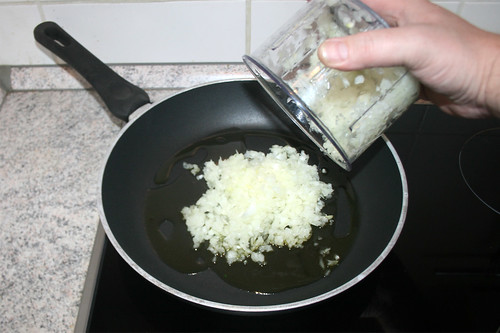23 - Zwiebel in Pfanne geben / Put diced onions in pan