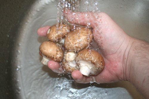 14 - Champignons waschen / Wash mushrooms