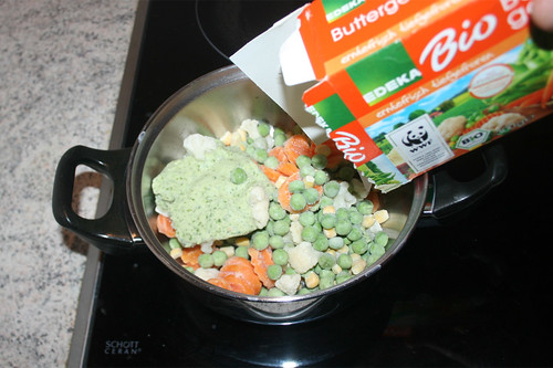46 - Buttergemüse in Topf geben / Put butter vegetables in pot