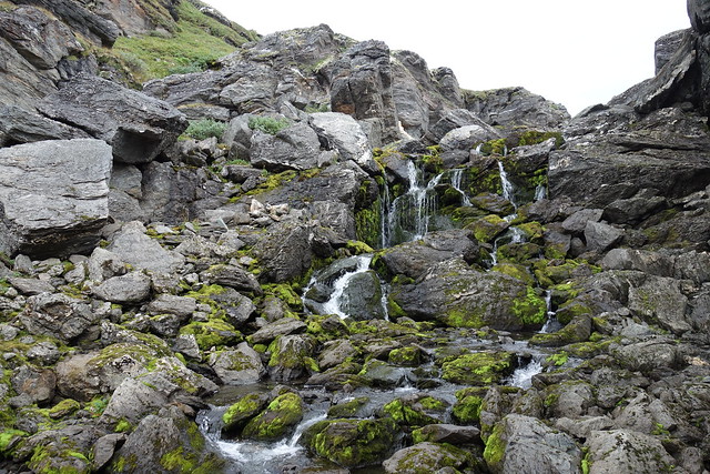 Colourful miniature waterfall about 1 kilometer after passing Rástesjávrásj.