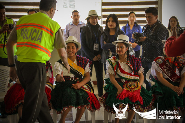 Comando de Policía Azuay recibió visita de candidatas a Chola Cuencana