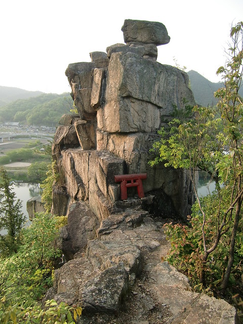 岩畳神社