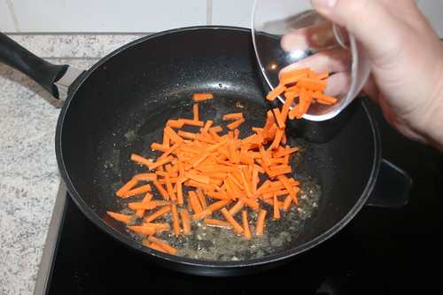 27 - Möhrenstifte in Pfanne geben / Put carrots in pan