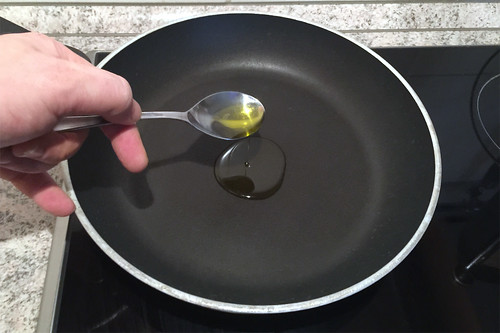 29 - Olivenöl erhitzen / Heat olive oil
