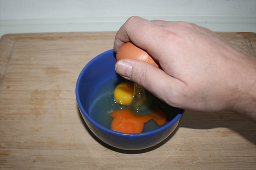 43 - Eier in Schale aufschlagen / Open eggs in bowl