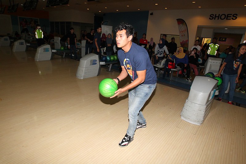 Amar Asyraf bertanding dengan peserta-peserta lain di Pacific Bowling, Batu Pahat Mall