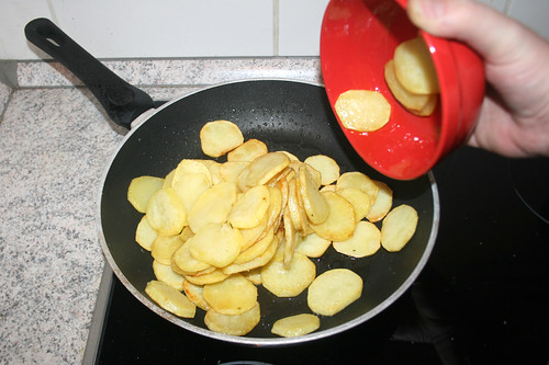 31 - Alle Kartoffelscheiben in Pfanne geben / Put all potato slices in pan