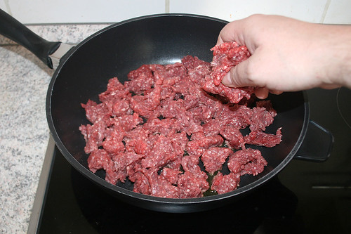 21 - Hackfleisch in Pfanne geben / Put ground meat in pan
