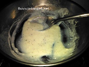 Make wheat flour mayonnaise with wheat flour, milk, sugar, salt and pepper powder