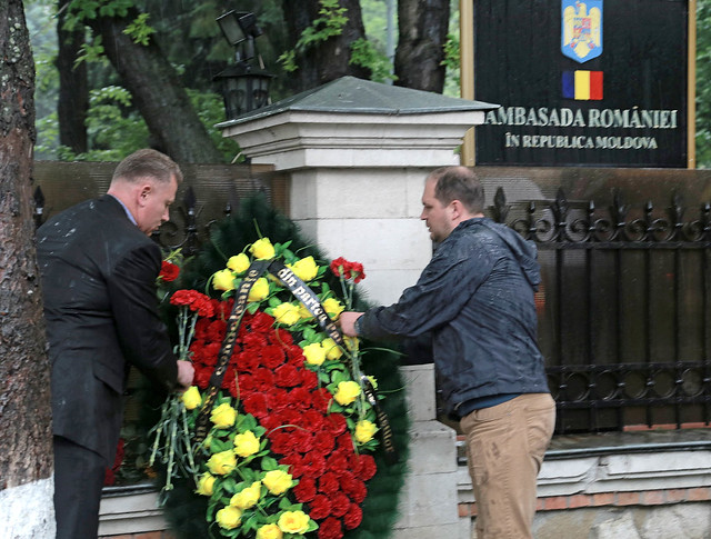 Depunere de  flori la Ambasada României
