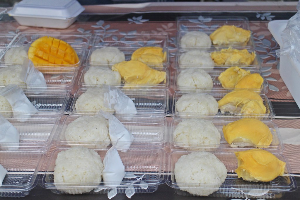 斋月集市：带有芒果和榴莲的粘性米饭