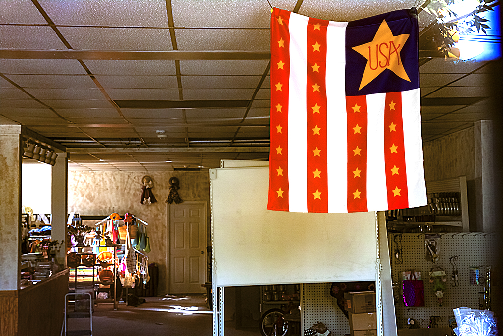Out-of-business-store-with-flag--Palmyra