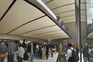 Apple Store - San Francisco Store first floor tables