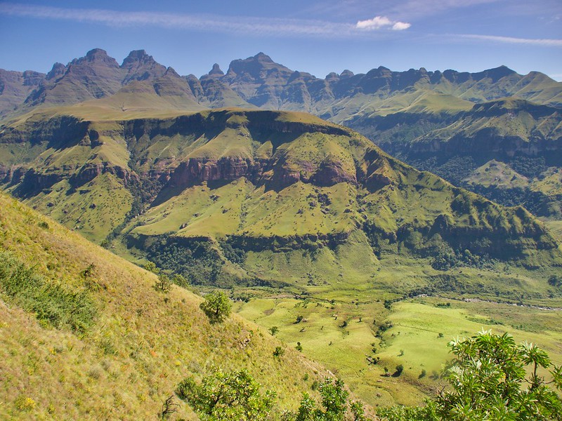 Drakensberg: Intrincadas formas de Cathedral Peak - Por el norte de SUDÁFRICA. Montañas, playas, fauna y sus gentes (8)