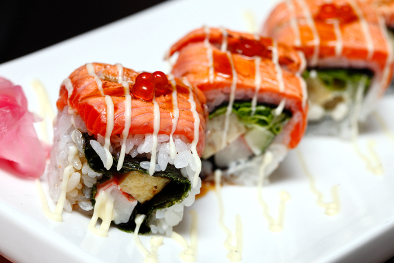 Salmon Tataki Roll