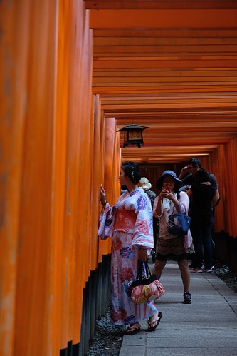 伏見稲荷大社は外国人Touristで大賑わい。