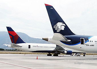 Aeroméxico B787 y Delta B767-300ER tail en SCL (RD)