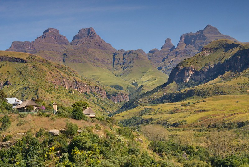 Drakensberg: Intrincadas formas de Cathedral Peak - Por el norte de SUDÁFRICA. Montañas, playas, fauna y sus gentes (4)