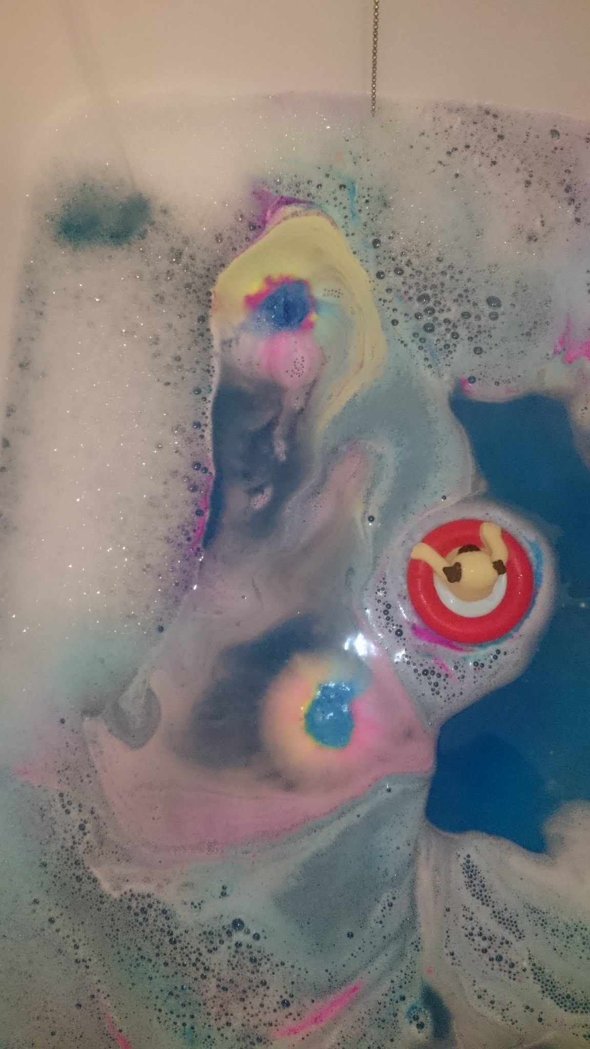 Miss Patisserie Rainbow River Bathbomb Review