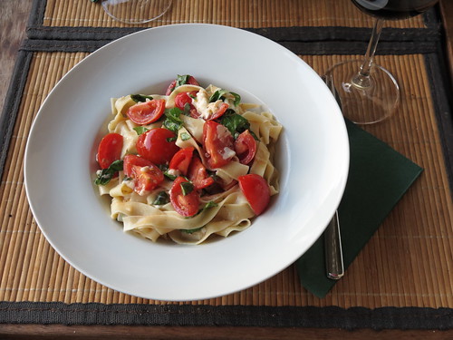 Bandnudeln mit frischen Tomaten, Mozzarella und Basilikum | Gourmandise