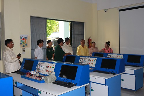 Đoàn cán bộ Sở Giáo dục và Thể thao tỉnh Luông Pha Băng và tỉnh Luông Nậm Thà đi tham quan phòng học lưu học sinh Lào