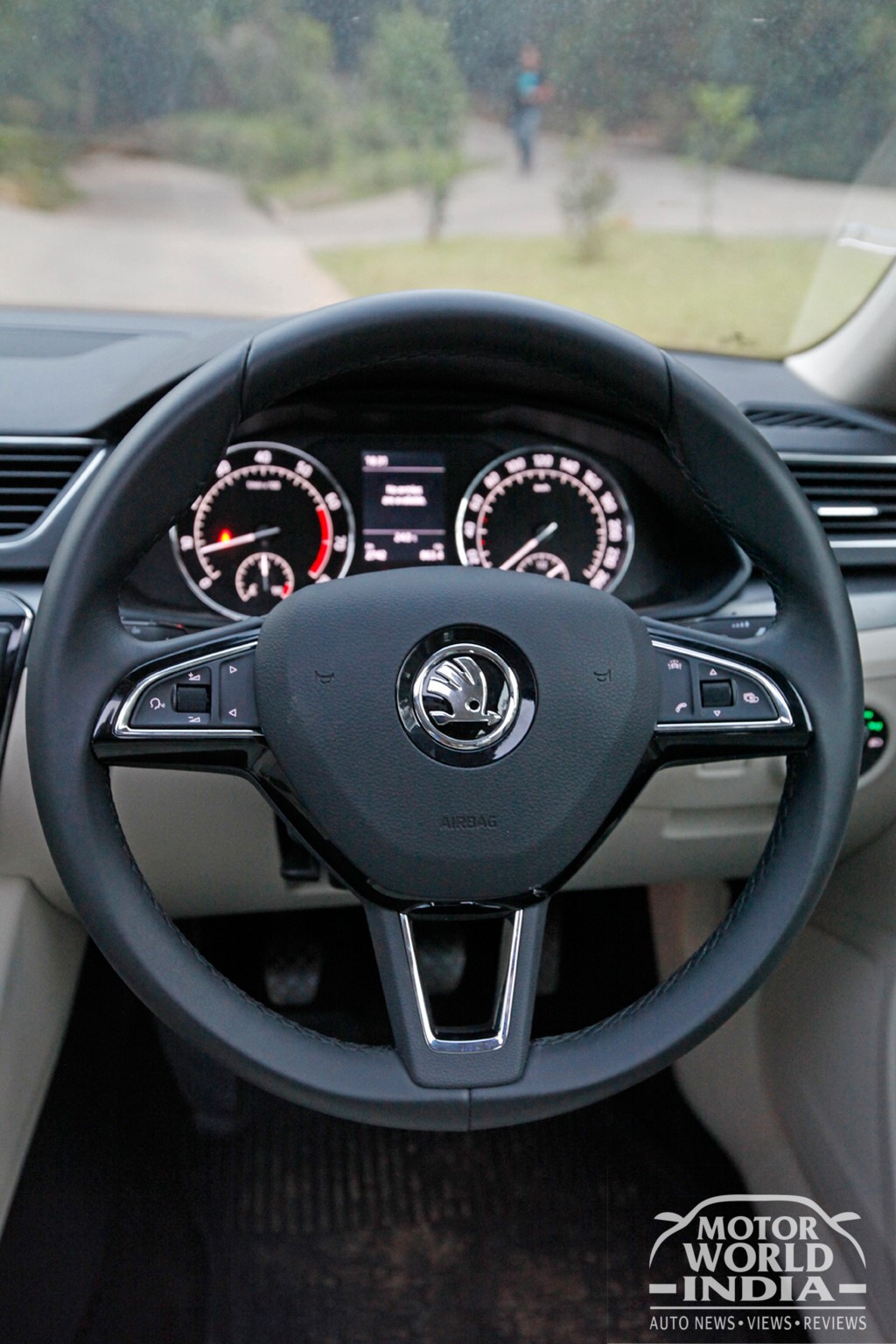 2016-Skoda-Superb-Interior-Steering-Wheel (3)