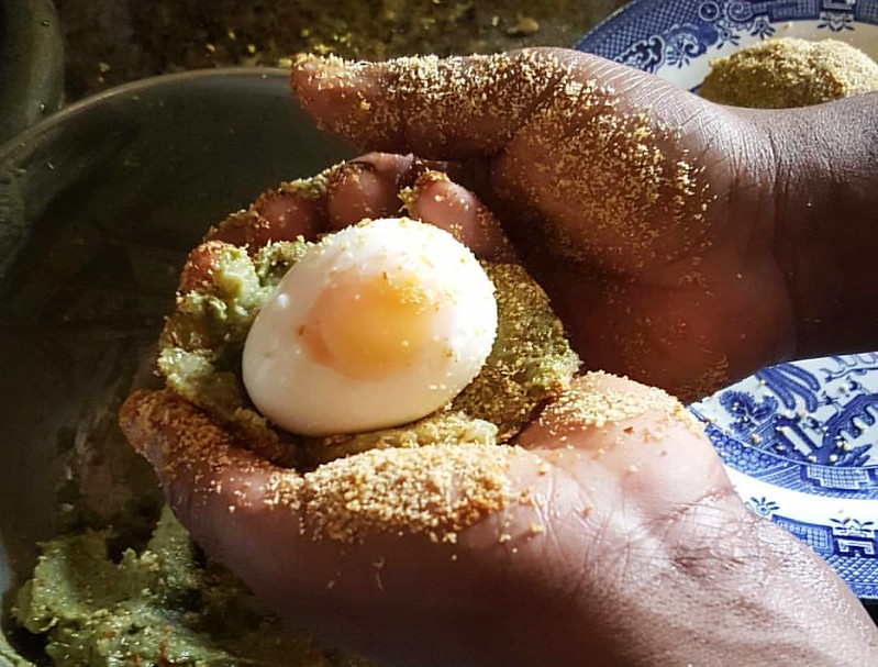 Earlier, making suya-spiced, garri-crusted chicken scotch eggs. #perfecteggs #eggs #scotcheggs #boiledeggs #chickenmince #kitchenbutterfly #newNigeriankitchen #newNigeriancuisine #Nigeriancuisine #Nigerianfood #