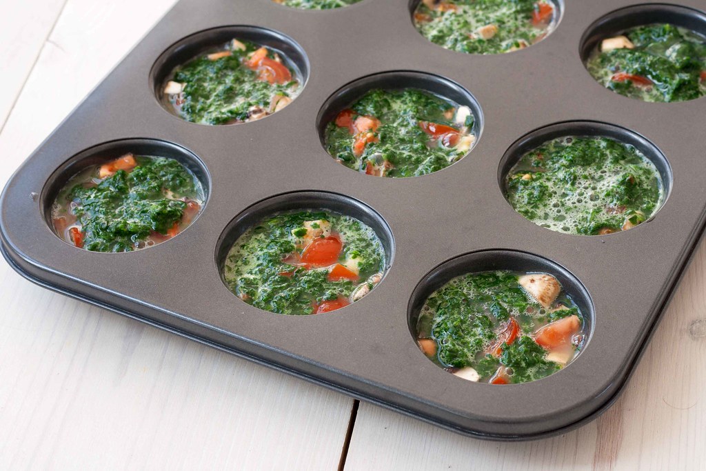 Recipe for homemade muffins with spinach and tomatoes