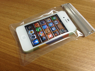 100円ショップで買った iPhone 防水ケース（袋）