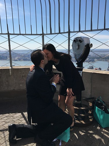 Romantic couple,  Empire State in NY