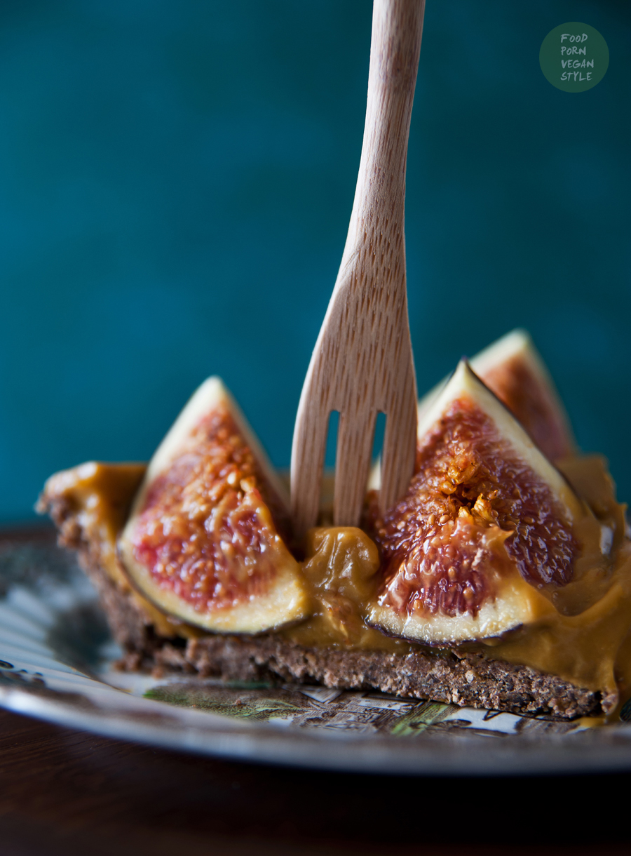 Vegan carob tart with pumpkin-millet pudding and figs