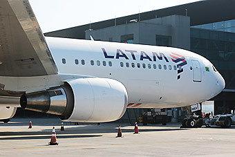 LATAM Airlines B767-300ER PT-MSY gate GRU (LATAM)