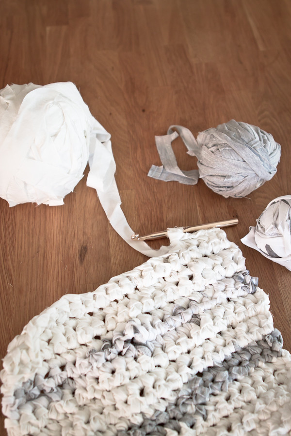 Recycled Tshirt Rug: crocheting