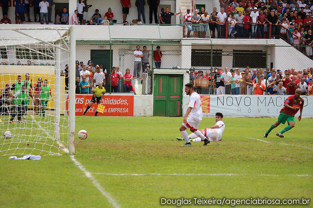 Meia Ricardinho marca segundo gol de três marcados na vitória da Portuguesa Santista sobre o Desportivo Feliz, que deu à Briosa o título de Campeã Paulista da Segunda Divisão